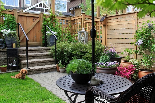 6 Ways Sellers Can Help Buyers Visualize “Backyarding” Potential With Curb Appeal